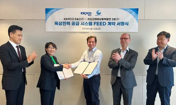 한국전력기술 신재생사업처 고명숙 처장(왼쪽 두번째)과 바다에너지 제임스 폴킹혼 수석대표가 귀신고래 해상풍력 발전 3호㈜의 육상전력 공급 시스템 FEED 계약을 체결한 뒤 악수를 하고 있다.