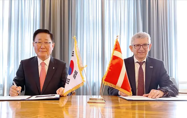 HD현대일렉트릭은 현지시간 26일 덴마크 셈코 마리타임(Semco Maritime) 코펜하겐 사무소에서 총 792억 원 규모의 해상 변전소용 변압기 및 기자재 공급계약을 체결했다. 사진 왼쪽부터 HD현대일렉트릭 조석 사장, 셈코 마리타임 스틴 브뢰드벡(Steen Brødbæk) 대표