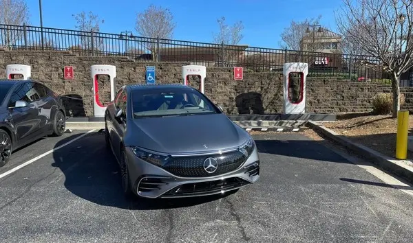 벤츠도 테슬라 EV 충전 표준에 합류했다.