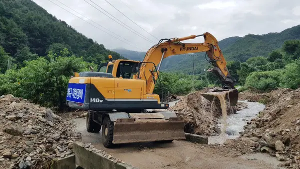 2020년 8월, 수해 복구 현장에 투입된 HD현대건설기계 굴착기의 모습.