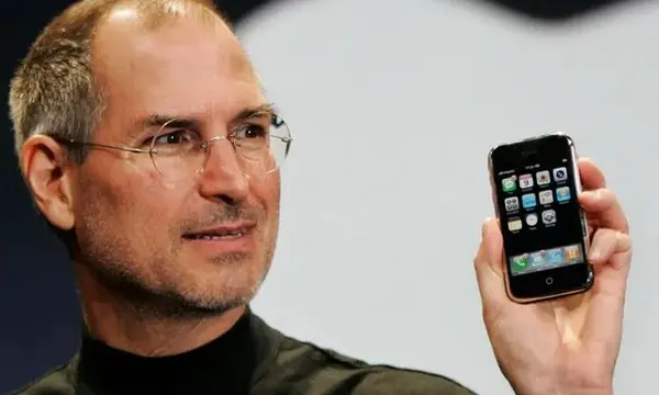 2007년 1월9일 애플 신제품 아이폰을 발표하고 있는 스티브 잡스.