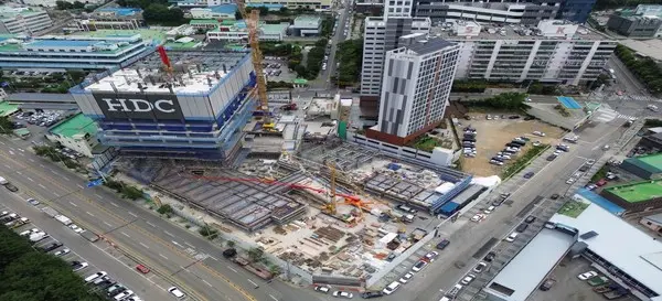 HDC현대산업개발이 품질관리 실명 책임 시스템 운영을 위해 드론 촬영한 성남산단 재생복합지식산업센터 전경(사진. HDC현대산업개발)