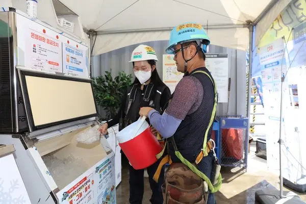 HDC현대산업개발은 전국 현장에 제빙기·에어컨·냉동고를 자유롭게 이용할 수 있는 ‘개방형 고드름 쉼터’를 설치해 현장 근로자의 온열질환 예방에 집중하고 있다.(사진제공. HDC현대산업개발)