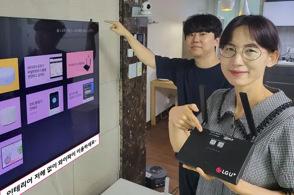 사진은 LG유플러스 직원들이 안테나 분리형 와이파이6 공유기 ‘U+기가와이파이6’를 소개하고 있는 모습. (사진=LG유플러스)