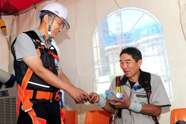 방성종 SK에코플랜트는 CSO가 송도 럭스 오션 SK뷰 현장을 방문해 근로자들에게 음료수를 건네주고 있다.(사진. SK에코플랜트)