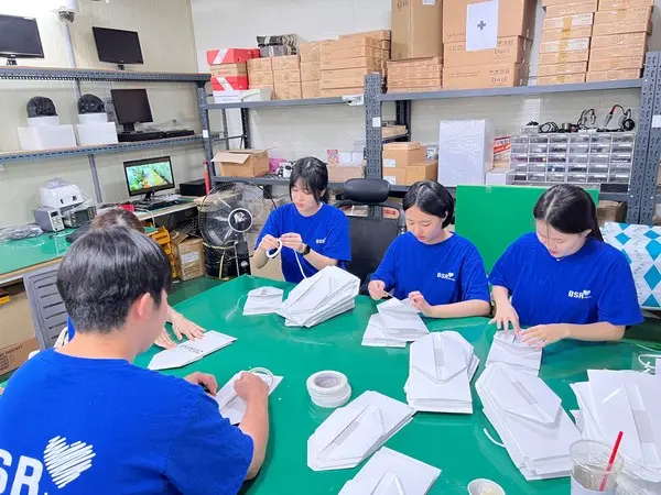 bhc 해바라기 봉사단, 장애인직업재활 봉사 사진. (사진=bhc)