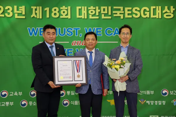 2023년 제18회 대한민국ESG대상 국회의장상을 수상한 정수옥 한전KDN 기획관리본부장(사진 가운데). (사진=한전KDN )