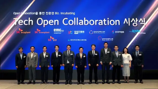 박경일 SK에코플랜트 사장(왼쪽 여섯번째), 전우종 SK증권 대표(오른쪽 첫번째), 이장훈 창업진흥원 본부장(왼쪽 세번째), 이문락 경북창조경제혁신센터 센터장(왼쪽 네번째), 이승철 SK오션플랜트 대표(오른쪽 세번째), 권지훈 환경시설관리㈜ 대표(왼쪽 두번째)와 테크 오픈 콜라보레이션 수상자들이 기념촬영을 하고 있다. (사진제공. SK에코플랜트)