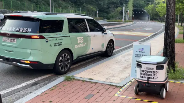 자율주행 로봇 ‘뉴비’가 ‘달구벌자율차+’ 모빌리티 서비스에서 배송 실증을 진행하고 있다 [사진=뉴빌리티]