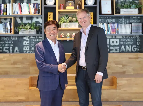 박근영 하나금융티아이 대표이사(사진 왼쪽)와 마이크 벨시(Mike Belshe) 비트고(BitGo) 공동 창업자 겸 CEO(사진 오른쪽)가 악수하며 기념촬영을 하고 있다. (사진=하나금융티아이)