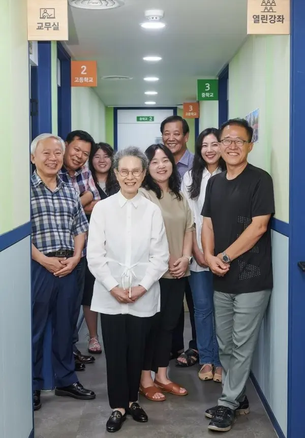 47년째 50~80대 늦깎이 학생들에게 배움의 기회를 제공해온 상록야학이 제23회 우정선행상 대상을 수상했다. (사진제공. 코오롱)