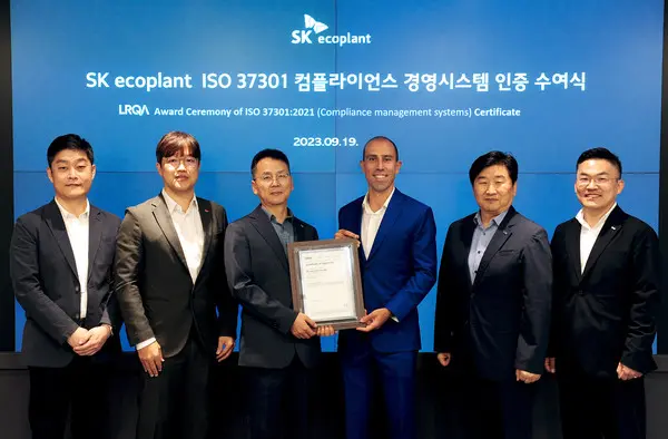SK에코플랜트가 ISO 37301 인증을 취득했다. 왼쪽부터 세번째 방성종 SK에코플랜트 ESG센터장, 루이스 쿤하 로이드 인증원 아시아태평양 총괄매니저. (사진. SK에코플랜트)