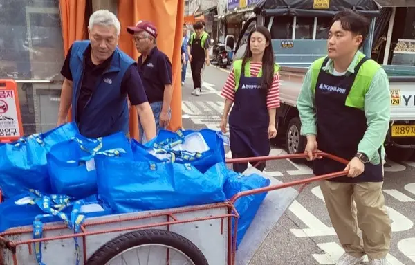 현대엔지니어링 임직원이 추석을 맞아 창신동 일대 주거취약계층에 명절 음식 나눔 봉사활동을 진행하고 있다.(사진제공. 현대엔지니어링)