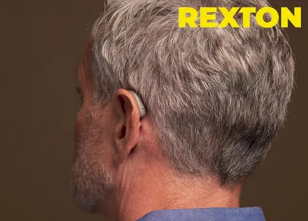 렉스톤 귀걸이형 보청기 ‘R12 러기드 M’ 착용 모습