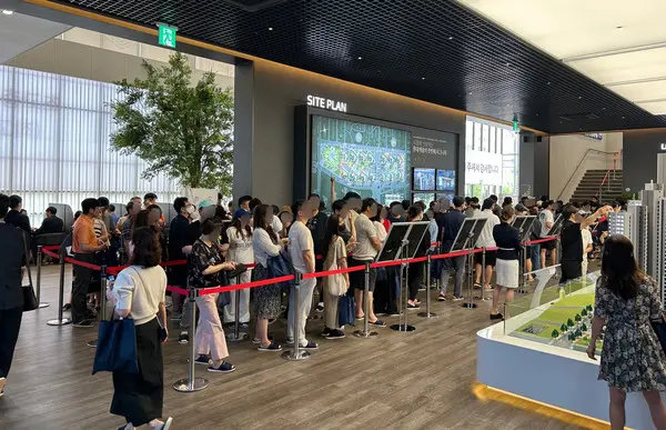 시흥 롯데캐슬 시그니처 견본주택을 둘러보기 위해 줄지어 서있는 사람들 (사진제공. 롯데건설)