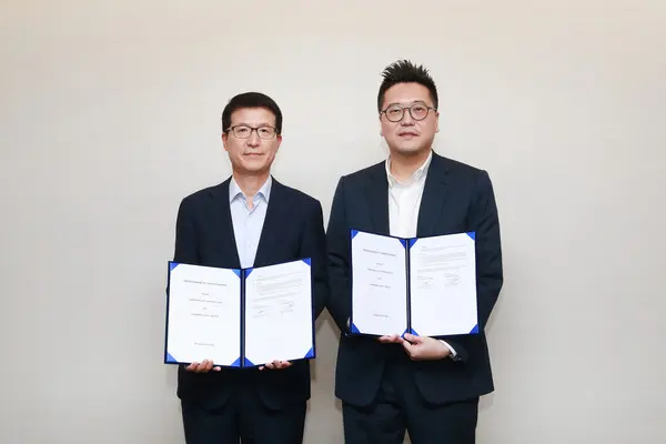 오세철 삼성물산 건설부문 대표(왼쪽)와 시나르 마스 랜드 마이클 위자야 대표가 인도네시아 스마트시티 개발 협력을 위한 업무협약을 체결했다. (사진제공. 삼성물산)