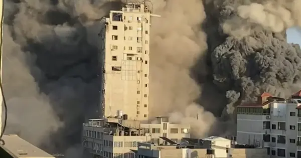 이스라엘의 보복 공습에 무너지는 팔레스타인 가자지구 건물. 알자지라TV 캡쳐