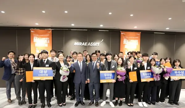  최현만 회장과 빅데이터페스티벌 참가자들이 기념촬영을 하는 모습. (사진=미래에셋증권)