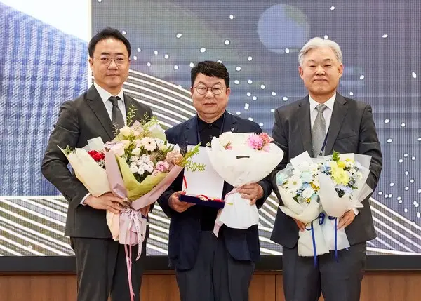 (좌측부터) 오뚜기함태호재단 신영재 감사, 단국대학교 정윤화 교수, 한국식품영양과학회 이부용 회장