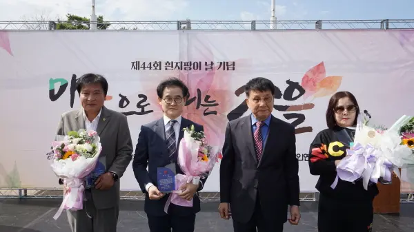 감사패를 수여받은 신수행 한전KDN ESG경영처장(왼쪽 두번째)