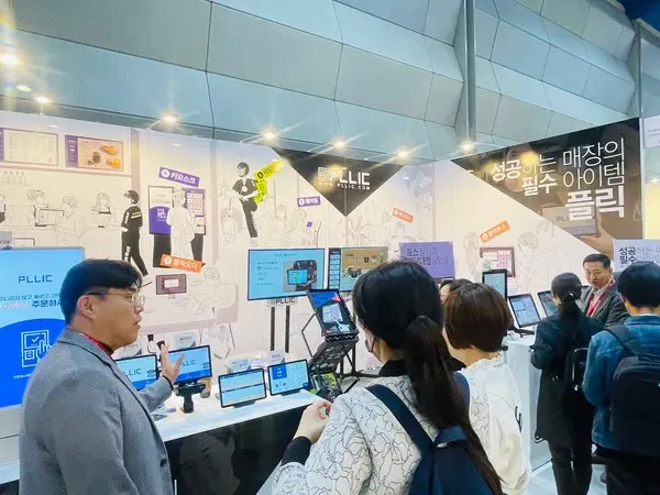  * ‘2023 서울 카페쇼’ 관람객들이 스파이더 부스에 방문해 올인원 매장관리 솔루션 ‘플릭’에 대해 문의하고 있다./ 제공: 스파이더크래프트