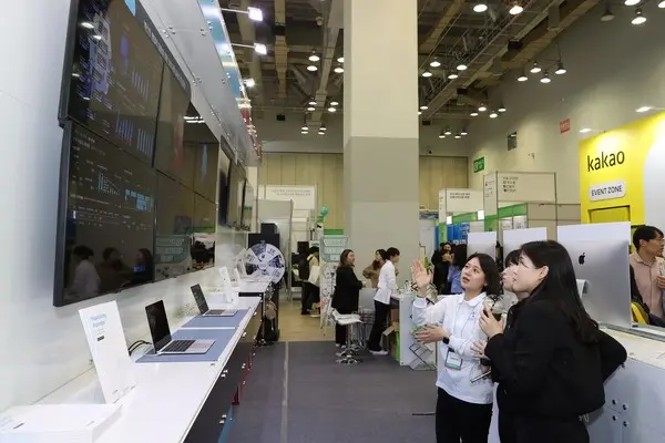 2023 대한민국 정부 박람회 더존비즈온-강원특별자치도 공동관을 방문한 참관객들이 설명을 듣고 있다.