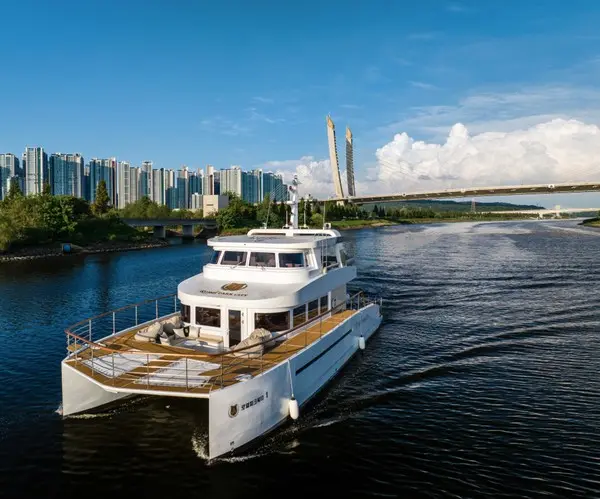 아라뱃길에 운영 중인 요트 로열파크 시티 1호 (사진. DK아시아)