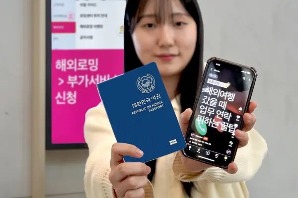 LG유플러스 직원이 ‘유플 생활 꿀팁’ 중 ‘해외여행 갔을 때 업무 연락 피하는 꿀팁’ 콘텐츠를 소개하는 모습