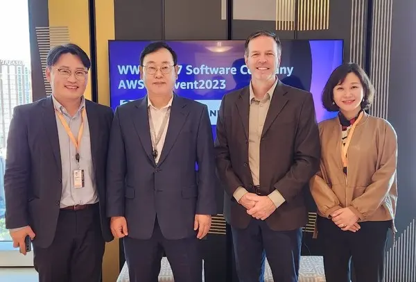 더존비즈온이 AWS 리인벤트(re:Invent) 2023에서 ‘글로벌 고성장가능기업’ 27곳에 선정된 가운데, 프리미엄 프로그램에 초대된 더존비즈온 이강수 사장(사진 왼쪽 두 번째)이 기념촬영을 하고 있다.