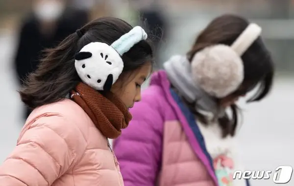 초겨울 추위가 찾아온 29일 오후 서울 종로구 광화문광장에서 귀매개를 착용한 외국인 관광객들이 이순신동상을 살펴보고 있다. 2023.11.29/뉴스1 ⓒ News1 이재명 기자