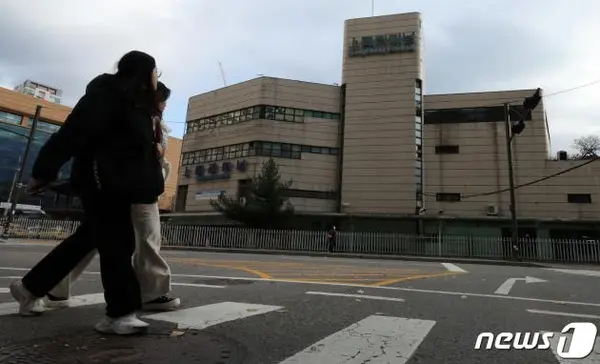 28일 극심한 경영난을 겪으며 운영 종료를 이틀 앞둔 상봉터미널의 모습. 1985년 9월2일 개장한 상봉터미널은 한때 이용객이 하루 평균 2만명을 넘어서는 등 서울 지역 내 주요 터미널로 자리를 잡았으나, 1990년 동서울터미널이 완공되면서 이용객 수가 점차 줄어 최근 하루 이용객이 20명 미만까지 감소했다. 2023.11.28/뉴스1 ⓒ News1 이동해 기자