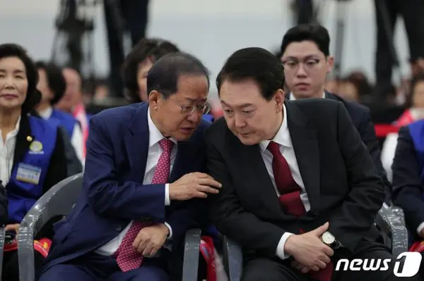 윤석열 대통령이 7일 대구 엑스코에서 열린 2023년 바르게살기운동 전국회원대회에서 홍준표 대구시장과 대화하고 있다. (대통령실 제공) 2023.11.7/뉴스1 ⓒ News1 오대일 기자