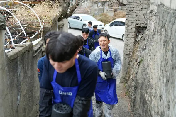 유니드 임직원들이 성북구 일대에서 ‘사랑의 나눔 행사’를 진행했다. (사진. 유니드)