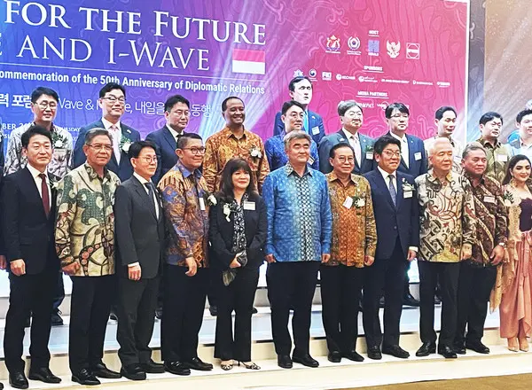 한국-인도네시아 수교 50주년 기념 경제협력포럼에 참석한 정원주 회장(왼쪽 6번째)이 기념촬영을 하고 있다(사진. 대우건설)