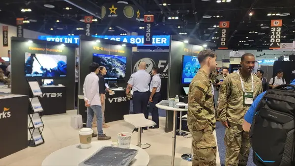  * 네비웍스 관계자가 미국 ‘I/ITSEC’에서 자사의 가상훈련 소프트웨어 플랫폼 ‘VTB-X’를 설명하는 모습/ 제공: 네비웍스