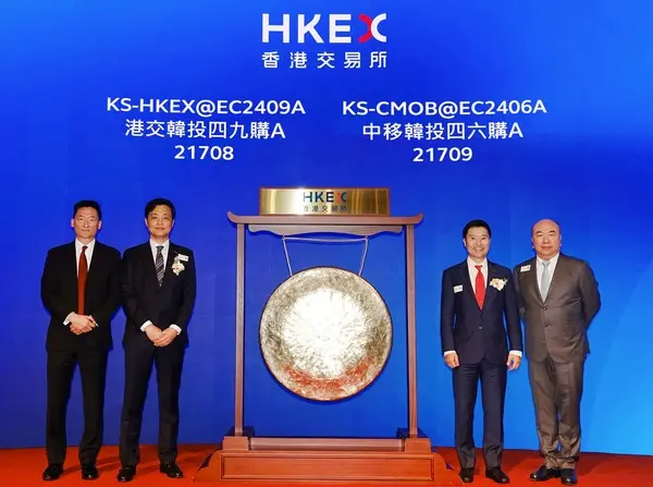 (왼쪽부터) 홍콩거래소 태 유(Tae Yoo) 마케팅본부장, 한국투자증권 지현준 투자금융본부장, 이강희 한국투자증권 홍콩법인장, 홍콩거래소 매튜 청(Matthew Cheong) 파생상품본부장이 11일 홍콩 현지에서 열린 상장기념식에서 기념 사진을 촬영하고 있다.