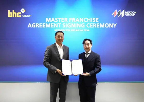 지난 13일 서울 송파구 bhc그룹 본사에서 송호섭(좌측) bhc그룹 대표와 태국의 타나왓(Tanawat) 미션그룹 대표가 태국 시장 진출을 위한 마스터 프랜차이즈 협약을 체결한 후 기념촬영을 하고 있다.