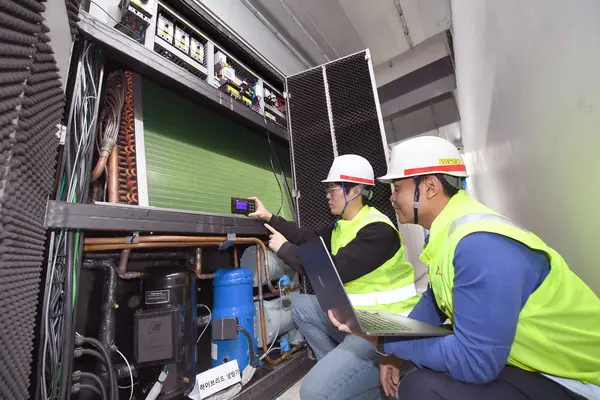 지난 17일 SK브로드밴드 구성원들이 하이브리드 냉방기를 점검하고 있다.