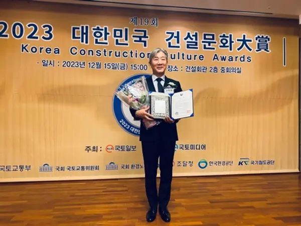신명마루 권혁태대표이사가 대한민국 건설문화대상 국토교통부장관상을 수상했다. (사진제공. 신영마루)