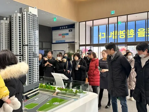  * 지난 22일 문을 연 ‘쌍용 더 플래티넘 스카이’ 견본주택에 방문객들이 모형도를 관람하고 있다. 출처=쌍용건설