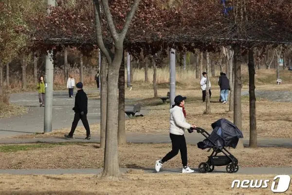 서울 서초구 반포한강공원에서 시민들이 나들이를 즐기고 있다. 2023.12.7/뉴스1 ⓒ News1 구윤성 기자