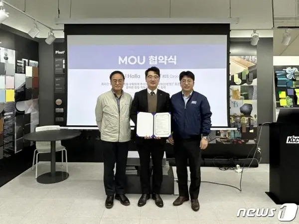 왼쪽부터 맹희재 KCC 컬러디자인센터 상무, 박재우 HL디앤아이한라 기술품질혁신실 상무, 함성수 KCC 건축·플랜트 사업부 상무가 기념사진을 찍고 있다.(KCC 제공)