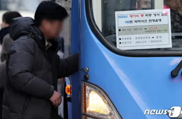 서울 종로구 종각역 인근을 순환하는 버스에 오는 31일 제야의 종 타종행사 관련 막차 시간 연장 안내문이 붙어 있다. 2023.12.27/뉴스1 ⓒ News1 이동해 기자