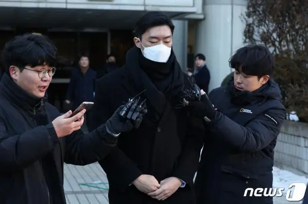 마약류관리법 위반 혐의로 불구속 기소된 전우원 씨가 1심 선고공판을 마친 후 서울중앙지법을 나서고 있다. (공동취재) 2023.12.22/뉴스1 ⓒ News1 민경석 기자