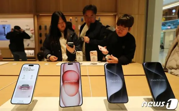 10일 경기도 하남시 스타필드 하남에 새롭게 오픈한 ‘애플 하남’을 찾은 고객들이 아이폰15를 살펴보고 있다. 2023.12.10/뉴스1 ⓒ News1 박세연 기자