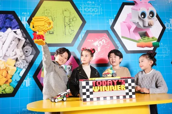 매일 오후 5시 크리에이티브 워크샵에서 온 가족이 즐기는 미니게임 ‘레고 컬링 콘테스트’가 진행된다.