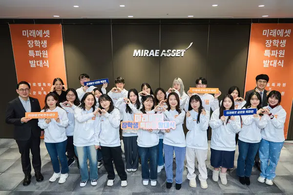 미래에셋박현주재단 전경남 이사(미래에셋증권 사장)와 장학생 특파원들이 함께 기념촬영을 하고 있다.