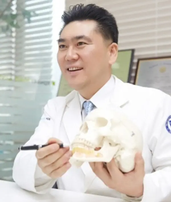 사진: 용인 연세미소라인치과 교정과 치과의원 권성환 원장