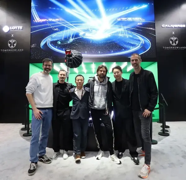 (왼쪽부터) Maarten Veldeman 투머로우랜드 3D 콘텐츠&스테이지디자인 부문장, Philippe Ben Mohammed 투머로우랜드 메타버스 부문장, 고두영 롯데정보통신 대표이사, Michel Beers 투머로우랜드 창립자, 김동규 칼리버스 대표이사, Bruno Vanwelsenaers 투머로우랜드 대표이사