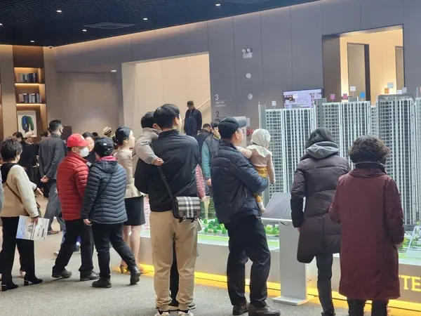 예비 청약자들이 안산 롯데캐슬 시그니처 중앙 견본주책을 둘러보고 있는 모습 (사진제공. 롯데건설)